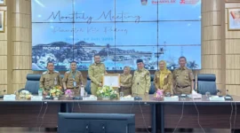 Kepala Dispusip Padang Feri Mulyani menyerahkan penghargaan Simpul Jaringan Kearsipan Terbaik 2025 dari ANRI kepada Wali Kota Padang Fadly Amran di sela-sela monthly meeting, Senin (14/7/2025). (Foto: Prokopim Padang)