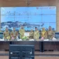 Kepala Dispusip Padang Feri Mulyani menyerahkan penghargaan Simpul Jaringan Kearsipan Terbaik 2025 dari ANRI kepada Wali Kota Padang Fadly Amran di sela-sela monthly meeting, Senin (14/7/2025). (Foto: Prokopim Padang)