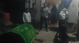 Pelepasan jenazah di rumah duka, Minggu (20/7/2025) untuk dikebumikan di makam keluarga di Nagari Koto Rawang. (Foto: Dok. M Adli)