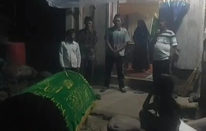 Pelepasan jenazah di rumah duka, Minggu (20/7/2025) untuk dikebumikan di makam keluarga di Nagari Koto Rawang. (Foto: Dok. M Adli)