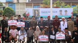 Wawako Padang Maigus Nasir foto bersama usai Upacara Peringatan Hari Gugurnya Pahlawan Nasional Bagindo Aziz Chan ke-78 di Lapangan Apeksi, Balai Kota Padang, Sabtu (19/7/2025). 