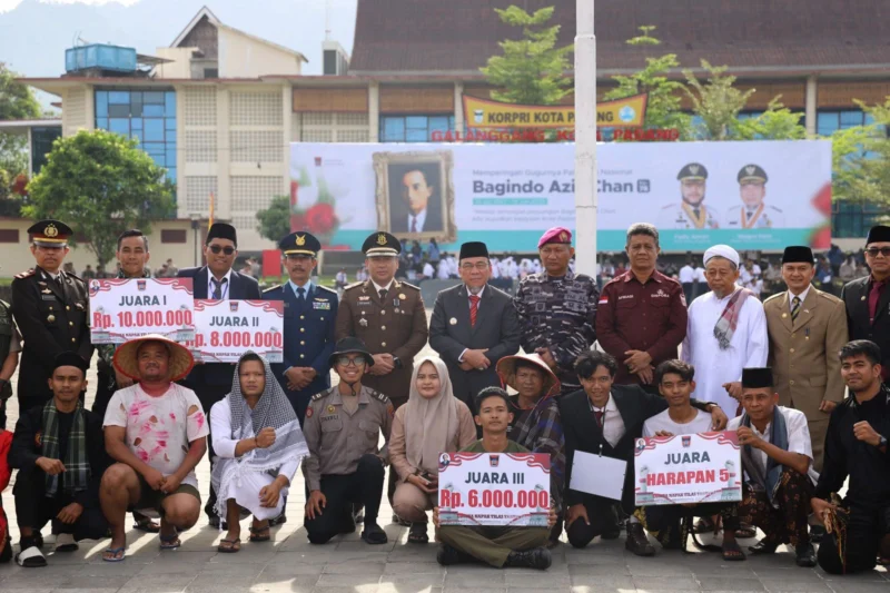 Wawako Padang Maigus Nasir foto bersama usai Upacara Peringatan Hari Gugurnya Pahlawan Nasional Bagindo Aziz Chan ke-78 di Lapangan Apeksi, Balai Kota Padang, Sabtu (19/7/2025). 