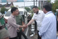 Wali Kota Padang Fadly Amran mendampingi Wakil Presiden RI Gibran Rakabuming Raka saat peninjauan penyaluran BSU di Kantor PT Pos Indonesia Padang, Rabu (30/7/2025). (Foto: Prokopim Padang)