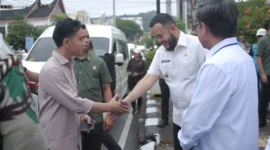 Wali Kota Padang Fadly Amran mendampingi Wakil Presiden RI Gibran Rakabuming Raka saat peninjauan penyaluran BSU di Kantor PT Pos Indonesia Padang, Rabu (30/7/2025). (Foto: Prokopim Padang)