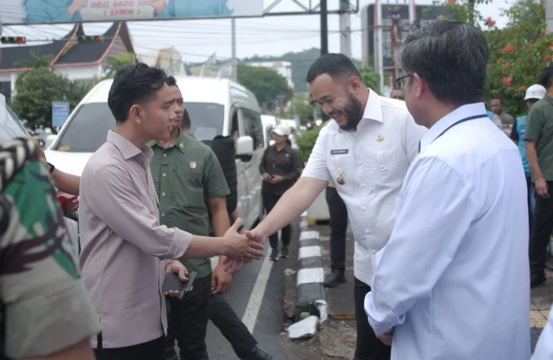 Wali Kota Padang Fadly Amran mendampingi Wakil Presiden RI Gibran Rakabuming Raka saat peninjauan penyaluran BSU di Kantor PT Pos Indonesia Padang, Rabu (30/7/2025). (Foto: Prokopim Padang)