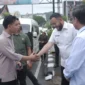 Wali Kota Padang Fadly Amran mendampingi Wakil Presiden RI Gibran Rakabuming Raka saat peninjauan penyaluran BSU di Kantor PT Pos Indonesia Padang, Rabu (30/7/2025). (Foto: Prokopim Padang)
