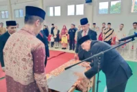 Bupati Pessel, Hendrajoni melakukan penandatanganan pada pelantikan tiga pejabat pimpinan tinggi pratama di lingkungan Pemkab Pessel. (Foto: Dok. Kominfo Pessel)
