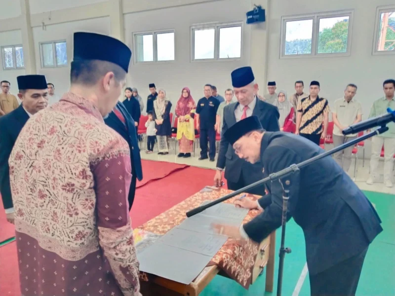 Bupati Pessel, Hendrajoni melakukan penandatanganan pada pelantikan tiga pejabat pimpinan tinggi pratama di lingkungan Pemkab Pessel. (Foto: Dok. Kominfo Pessel)