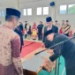 Bupati Pessel, Hendrajoni melakukan penandatanganan pada pelantikan tiga pejabat pimpinan tinggi pratama di lingkungan Pemkab Pessel. (Foto: Dok. Kominfo Pessel)