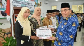 Wakil Wali Kota Padang Maigus Nasir menyerahkan secara simbolis Dana Operasional Triwulan II Tahun 2025 se-Kecamatan Bungtekab, di aula kantor camat setempat, Kamis (17/7/2025). (Foto: Prokopim Padang)