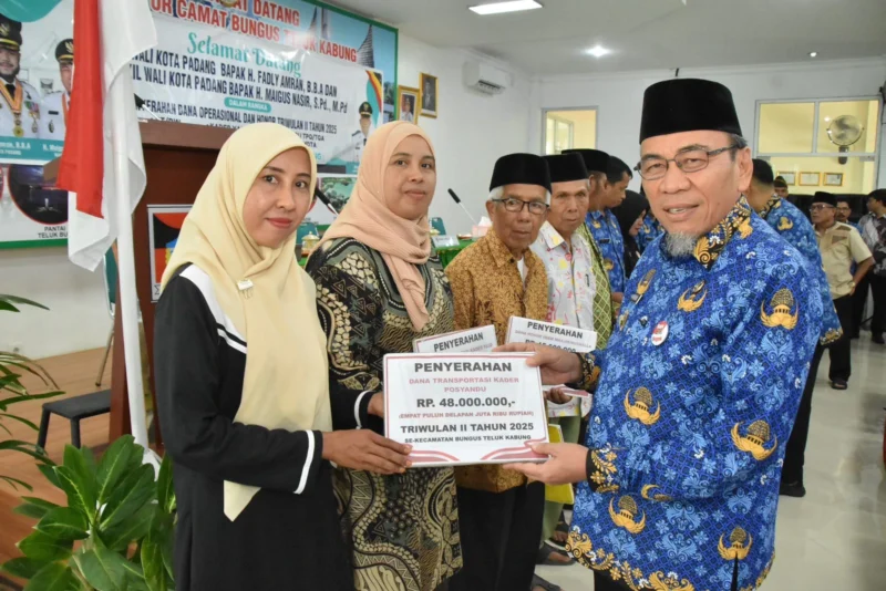 Wakil Wali Kota Padang Maigus Nasir menyerahkan secara simbolis Dana Operasional Triwulan II Tahun 2025 se-Kecamatan Bungtekab, di aula kantor camat setempat, Kamis (17/7/2025). (Foto: Prokopim Padang)