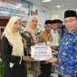 Wakil Wali Kota Padang Maigus Nasir menyerahkan secara simbolis Dana Operasional Triwulan II Tahun 2025 se-Kecamatan Bungtekab, di aula kantor camat setempat, Kamis (17/7/2025). (Foto: Prokopim Padang)