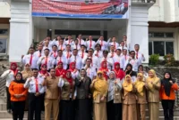 Anggota DPR RI Komisi VIII, Lisda Hendrajoni (tengah) foto bersama dengan peserta pelatihan. (Foto: Dok. Bee)