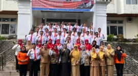 Anggota DPR RI Komisi VIII, Lisda Hendrajoni (tengah) foto bersama dengan peserta pelatihan. (Foto: Dok. Bee)