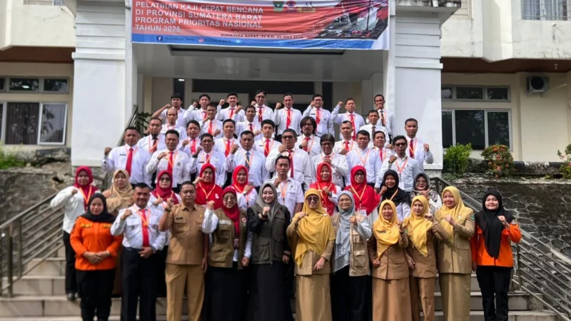 Anggota DPR RI Komisi VIII, Lisda Hendrajoni (tengah) foto bersama dengan peserta pelatihan. (Foto: Dok. Bee)