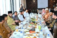 Wali Kota Padang, Fadly Amran memimpin rapat pengurus DMDI Sumbar di Rumah Makan Sederhana, Senin (21/7/2025). (Foto: Prokopim Padang)
