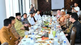 Wali Kota Padang, Fadly Amran memimpin rapat pengurus DMDI Sumbar di Rumah Makan Sederhana, Senin (21/7/2025). (Foto: Prokopim Padang)