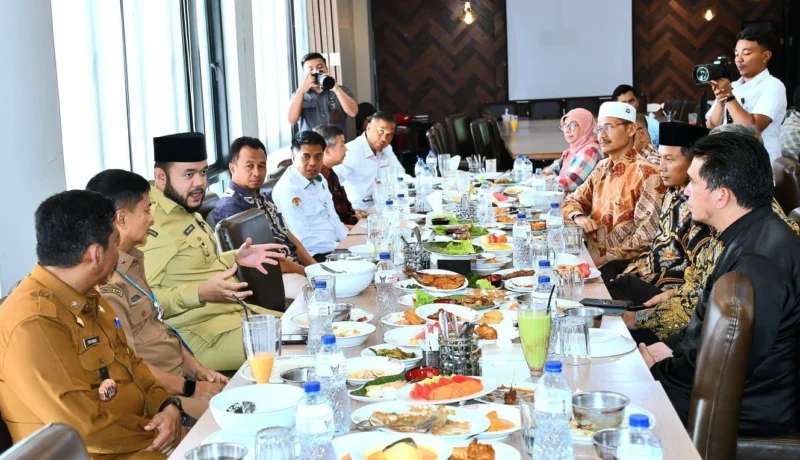 Wali Kota Padang, Fadly Amran memimpin rapat pengurus DMDI Sumbar di Rumah Makan Sederhana, Senin (21/7/2025). (Foto: Prokopim Padang)