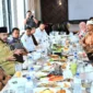 Wali Kota Padang, Fadly Amran memimpin rapat pengurus DMDI Sumbar di Rumah Makan Sederhana, Senin (21/7/2025). (Foto: Prokopim Padang)
