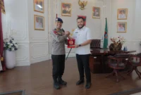 Wali Kota Padang, Fadly Amran menerima kunjungan silaturahmi Dansat Brimob Polda Sumbar Kombes Pol Lukman Syafri Dandel di ruang kerjanya, Balai Kota Aia Pacah, Rabu (23/7/2025). (Foto: Prokopim Padang)