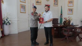 Wali Kota Padang, Fadly Amran menerima kunjungan silaturahmi Dansat Brimob Polda Sumbar Kombes Pol Lukman Syafri Dandel di ruang kerjanya, Balai Kota Aia Pacah, Rabu (23/7/2025). (Foto: Prokopim Padang)
