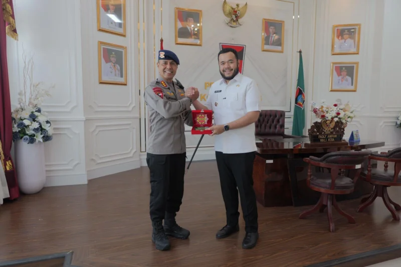 Wali Kota Padang, Fadly Amran menerima kunjungan silaturahmi Dansat Brimob Polda Sumbar Kombes Pol Lukman Syafri Dandel di ruang kerjanya, Balai Kota Aia Pacah, Rabu (23/7/2025). (Foto: Prokopim Padang)