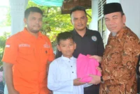 Wawako Padang, Maigus Nasir menyerahkan paket bingkisan pendidikan dari Yayasan Sosial Lebah Muda kepada peserta didik kurang mampu di Kota Padang, Minggu (13/7/2025). (Foto: Prokopim Padang)