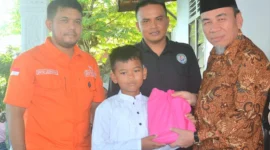 Wawako Padang, Maigus Nasir menyerahkan paket bingkisan pendidikan dari Yayasan Sosial Lebah Muda kepada peserta didik kurang mampu di Kota Padang, Minggu (13/7/2025). (Foto: Prokopim Padang)