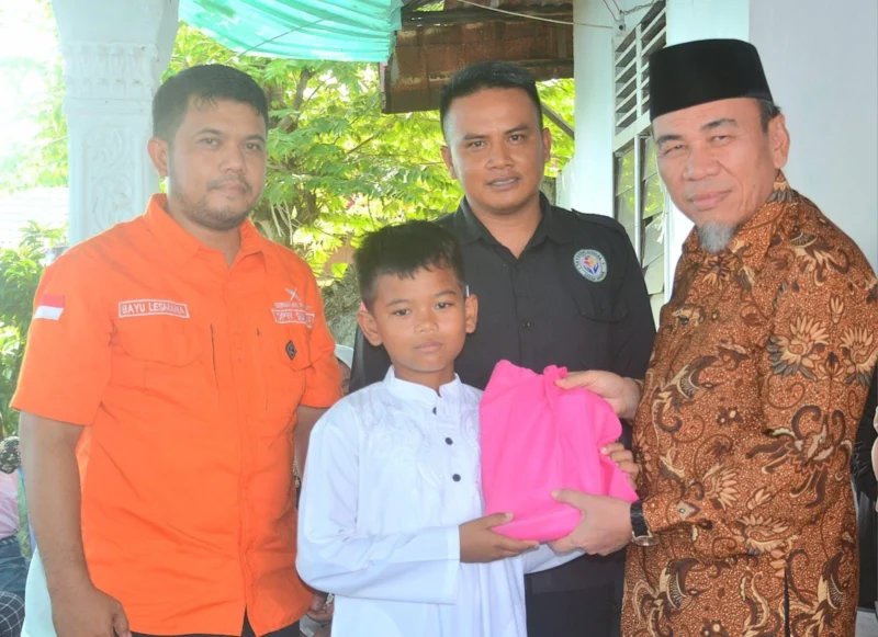 Wawako Padang, Maigus Nasir menyerahkan paket bingkisan pendidikan dari Yayasan Sosial Lebah Muda kepada peserta didik kurang mampu di Kota Padang, Minggu (13/7/2025). (Foto: Prokopim Padang)