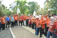 Wakil Wali Kota Padang, Maigus Nasir melepas peserta jalan santai IKASEMPAT di Monumen Gempa Padang, Minggu (13/7/2025). (Foto: Prokopim Padang)