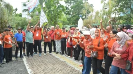 Wakil Wali Kota Padang, Maigus Nasir melepas peserta jalan santai IKASEMPAT di Monumen Gempa Padang, Minggu (13/7/2025). (Foto: Prokopim Padang)