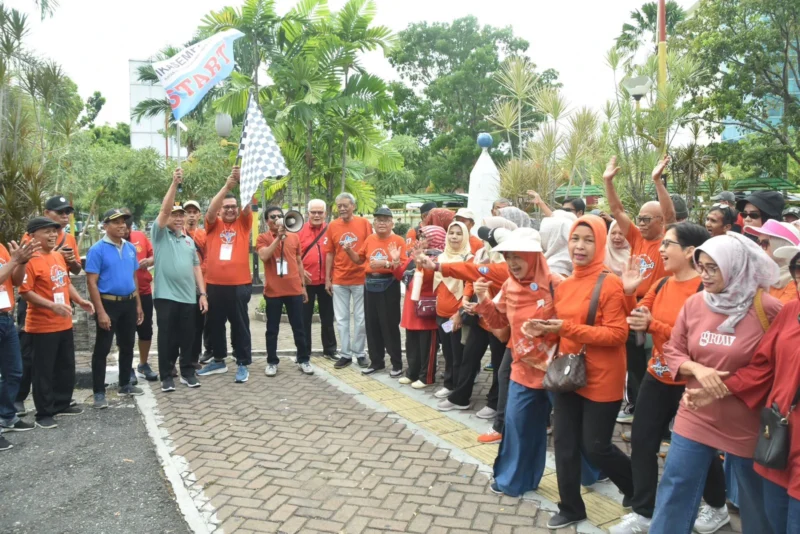 Wakil Wali Kota Padang, Maigus Nasir melepas peserta jalan santai IKASEMPAT di Monumen Gempa Padang, Minggu (13/7/2025). (Foto: Prokopim Padang)