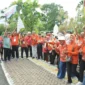 Wakil Wali Kota Padang, Maigus Nasir melepas peserta jalan santai IKASEMPAT di Monumen Gempa Padang, Minggu (13/7/2025). (Foto: Prokopim Padang)