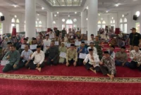 Wawako Padang Maigus Nasir menyerahkan dana operasional triwulan II tahun 2025 kepada elemen masyarakat di Kecamatan Koto Tangah, Jumat (11/7/2025). (Foto: Prokopim Padang)