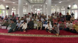 Wawako Padang Maigus Nasir menyerahkan dana operasional triwulan II tahun 2025 kepada elemen masyarakat di Kecamatan Koto Tangah, Jumat (11/7/2025). (Foto: Prokopim Padang)