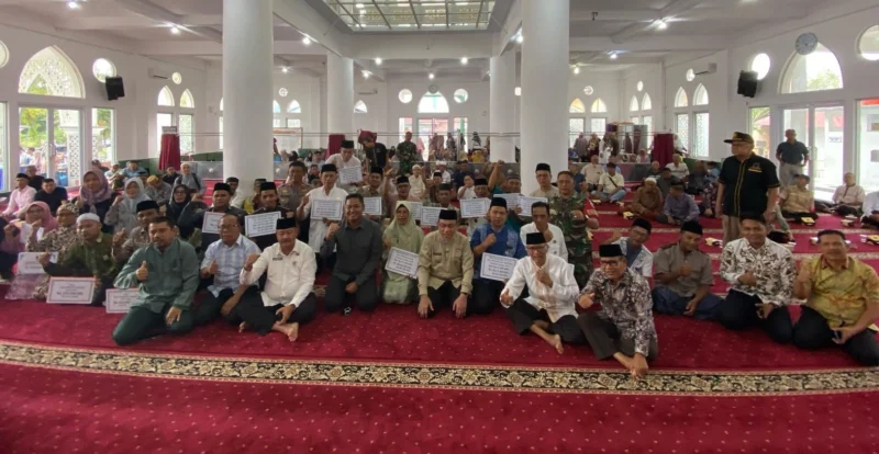Wawako Padang Maigus Nasir menyerahkan dana operasional triwulan II tahun 2025 kepada elemen masyarakat di Kecamatan Koto Tangah, Jumat (11/7/2025). (Foto: Prokopim Padang)