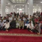 Wawako Padang Maigus Nasir menyerahkan dana operasional triwulan II tahun 2025 kepada elemen masyarakat di Kecamatan Koto Tangah, Jumat (11/7/2025). (Foto: Prokopim Padang)