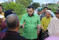 Wali Kota Padang, Fadly Amran meninjau kondisi Jalan Beringin Ujung di Kecamatan Padang Utara, Kamis (10/7/2025). (Foto: Prokopim Padang)
