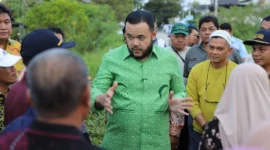 Wali Kota Padang, Fadly Amran meninjau kondisi Jalan Beringin Ujung di Kecamatan Padang Utara, Kamis (10/7/2025). (Foto: Prokopim Padang)