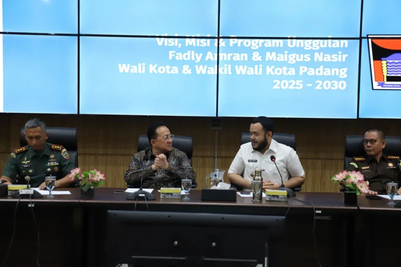 Wali Kota Padang, Fadly Amran menerima kunjungan kerja anggota DPD RI, H. Irman Gusman di Balai Kota Aie Pacah, Rabu (23/7/2025). (Foto: Prokopim Padang)