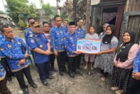 Wakil Wali Kota Padang, Maigus Nasir menyerahkan bantuan kepada korban kebakaran di RT 5 RW 4, Kelurahan Palapa Nan XX, Kecamatan Lubeg, Kamis (17/7/2025). (Foto: Prokopim Padang)