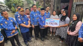 Wakil Wali Kota Padang, Maigus Nasir menyerahkan bantuan kepada korban kebakaran di RT 5 RW 4, Kelurahan Palapa Nan XX, Kecamatan Lubeg, Kamis (17/7/2025). (Foto: Prokopim Padang)