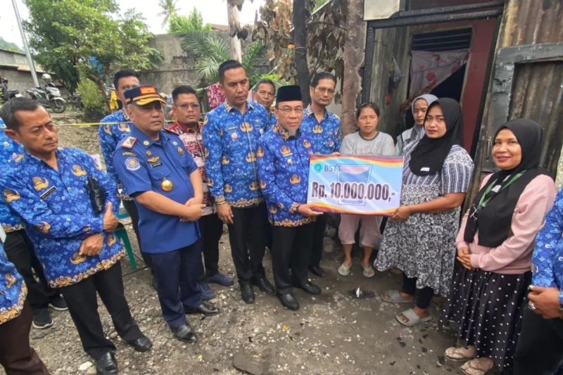 Wakil Wali Kota Padang, Maigus Nasir menyerahkan bantuan kepada korban kebakaran di RT 5 RW 4, Kelurahan Palapa Nan XX, Kecamatan Lubeg, Kamis (17/7/2025). (Foto: Prokopim Padang)