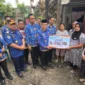 Wakil Wali Kota Padang, Maigus Nasir menyerahkan bantuan kepada korban kebakaran di RT 5 RW 4, Kelurahan Palapa Nan XX, Kecamatan Lubeg, Kamis (17/7/2025). (Foto: Prokopim Padang)