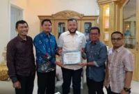 Wali Kota Padang Fadly Amran menerima penghargaan dari Ketua Bawaslu atas suksesnya penyelenggaraan Pemilu dan Pilkada 2024 di Kota Padang. (Foto: Prokopim Padang)