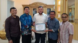 Wali Kota Padang Fadly Amran menerima penghargaan dari Ketua Bawaslu atas suksesnya penyelenggaraan Pemilu dan Pilkada 2024 di Kota Padang. (Foto: Prokopim Padang)