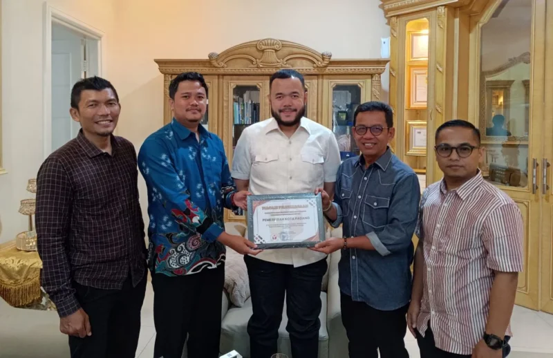Wali Kota Padang Fadly Amran menerima penghargaan dari Ketua Bawaslu atas suksesnya penyelenggaraan Pemilu dan Pilkada 2024 di Kota Padang. (Foto: Prokopim Padang)