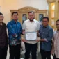 Wali Kota Padang Fadly Amran menerima penghargaan dari Ketua Bawaslu atas suksesnya penyelenggaraan Pemilu dan Pilkada 2024 di Kota Padang. (Foto: Prokopim Padang)