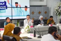 Wali Kota Padang Fadly Amran dalam pertemuan bersama berbagai pemangku kepentingan di Gedung Putih Rumah Dinas Wali Kota Padang, Selasa (1/7/2025). (Foto: Prokopim Padang)