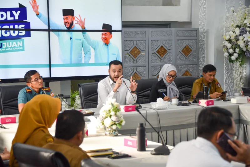 Wali Kota Padang Fadly Amran dalam pertemuan bersama berbagai pemangku kepentingan di Gedung Putih Rumah Dinas Wali Kota Padang, Selasa (1/7/2025). (Foto: Prokopim Padang)
